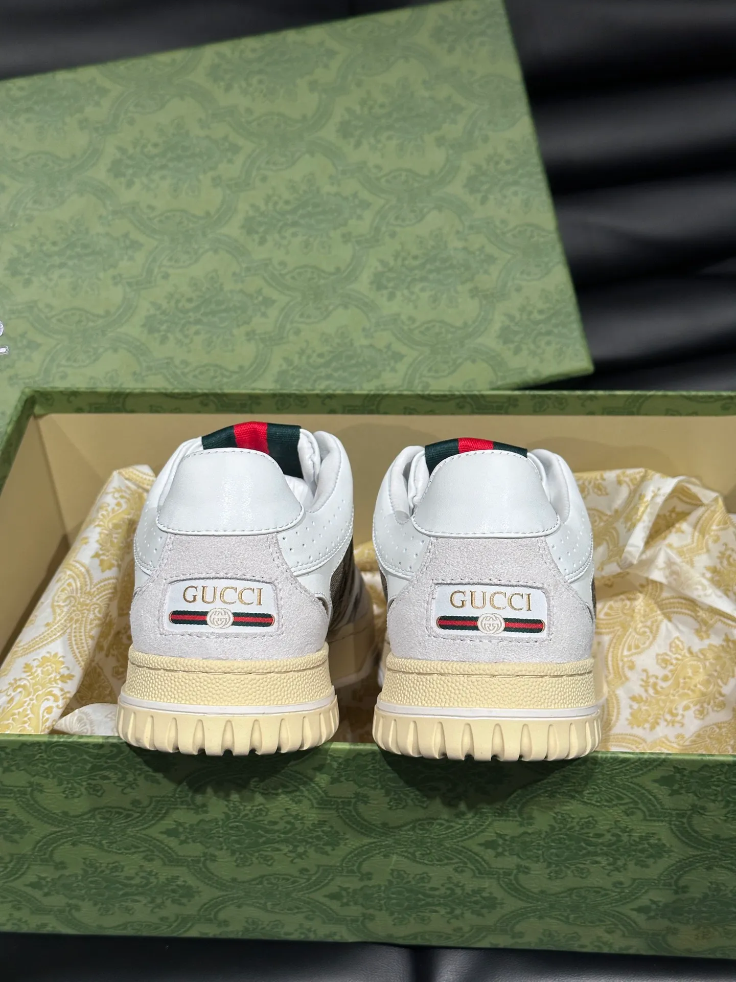 Men's shoes 💰p480 "GUCC*" Re series 👫 Couple style webbed leather sneakers, as the first sneakers created by Sabato De Sarno for Gucci, the Re-Web series reinterprets the brand's classic stripes, with bold and unique details to set off a modern silhouette design. This shoe is crafted from iconic classic GG canvas and white leather. This new sneaker is ingeniously decorated with many of the brand's classic details, and is equipped with a bright red and green webbing tongue, which will make people fall in love at first sight. Women’s size 35-39. Men’s size 38-44